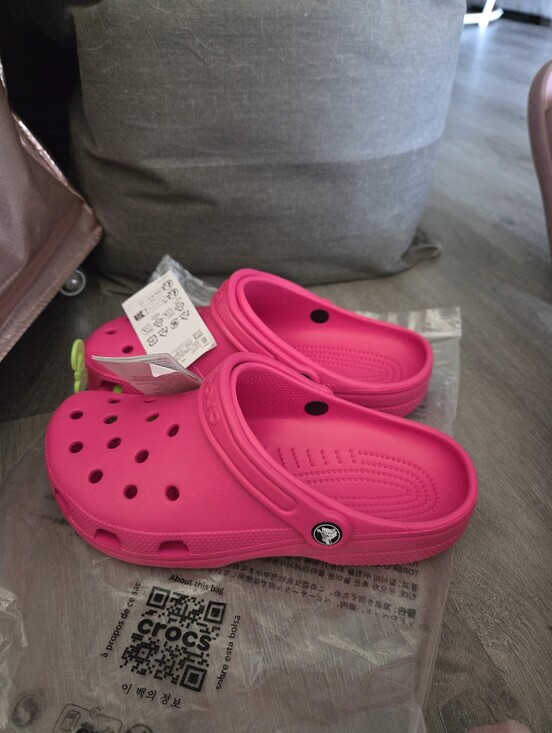 CROCS Shoes - CROCS Women Size 9 Men Size 7 Classic Clogs in Dragon Fruit- Hot Pink Nwt